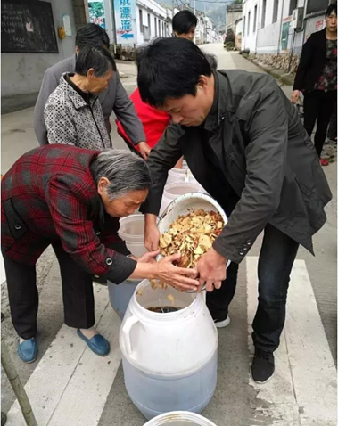 箭岭村村民用餐厨垃圾制作有机肥和酵素 奉化区供图