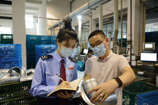 税务部门工作人员上门为企业提供个性化、专业化的税务政策辅导 奉化区供图