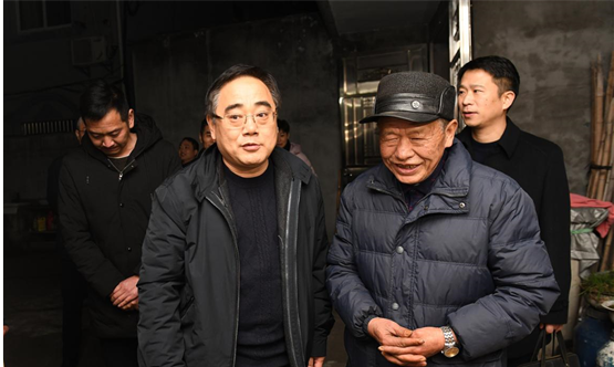 奉化区委书记高浩孟在尚田街道西岙村夜访  奉化区供图